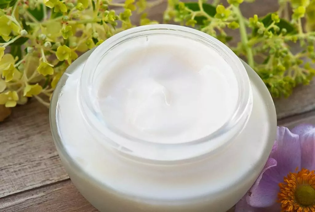 Creme mit Hortensien- und Anemonenblüten