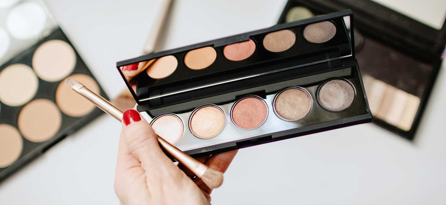 Eyeshadows in verschiedenen Naturtönen, © Kelly Sikemma, Unsplash