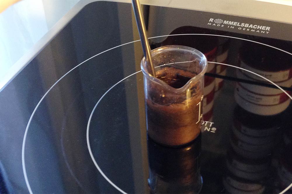 Aufschmelzen der Zutaten für die Jumbo Pencils im Becherglas auf der Herdplatte