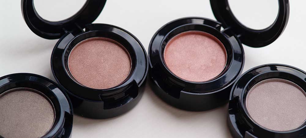Eyeshadows in 26-mm-Dosen, Nude- und Brauntöne