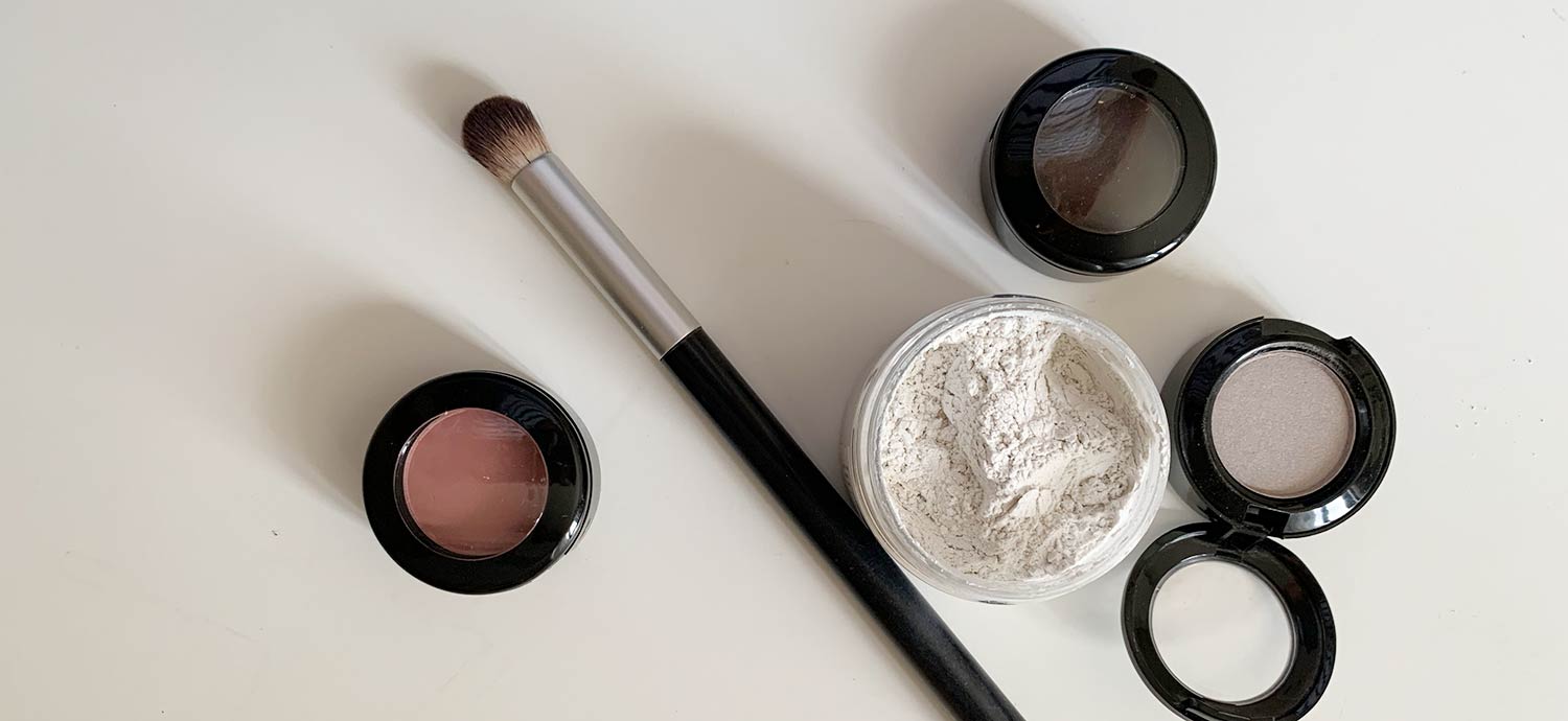 Fillerbasis für Puderprodukte, mit 3 Eyeshadows und einem Kosmetikpinsel