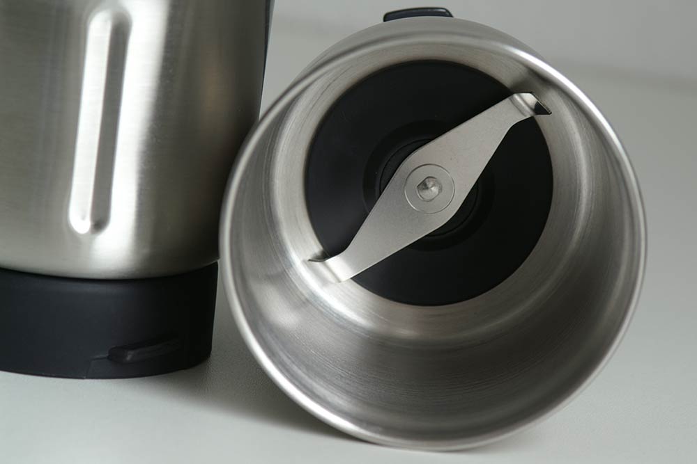 Kaffeemühle von Rommelsbacher zum Pigmentmischen, Detailbild des Mahlbehälters