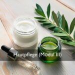 Olionatura-Seminar Modul III: Zwei Emulsionen in Glastiegeln mit Olivenzweig und Glaspipette auf einem Holztisch