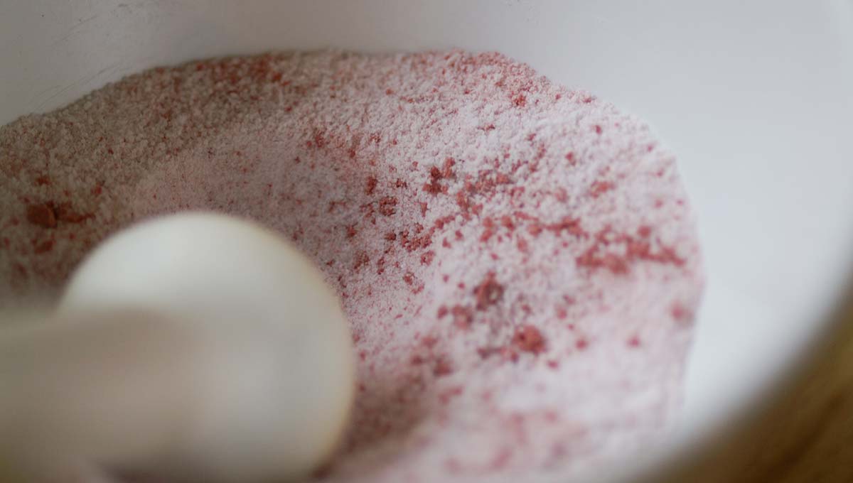 Natriumkarbonat und Zitronensäure wird gemischt und dann mit Rote-Beete-Pulver vermengt.