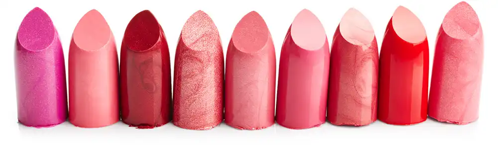 Neun Lippenstifte in verschiedenen Rottönen nebeneinander.