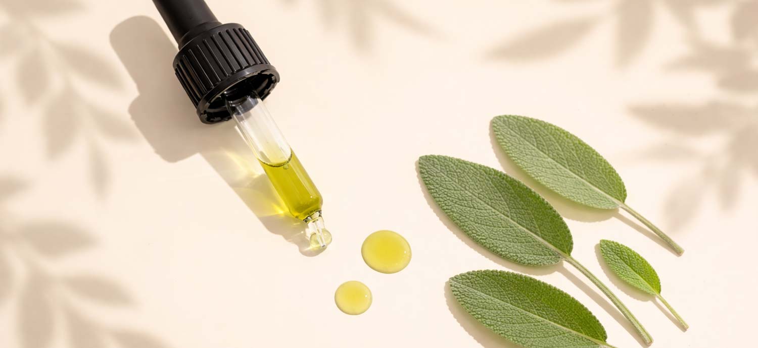 Pipette mit gelbem Ölmazerat und Salbeiblättern